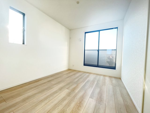 新築戸建・建売　足利市福富町第4　CRADLE GARDEN　全4棟の洋室|2面採光で明るい洋室です！ホワイト基調の爽やか空間からインナーバルコニーにも出られます♪