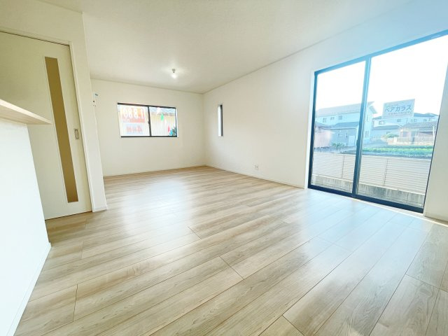 新築戸建・建売　足利市福富町第4　CRADLE GARDEN　全4棟の居間・リビング|ホワイトを基調とした明るく開放的なLDKです！