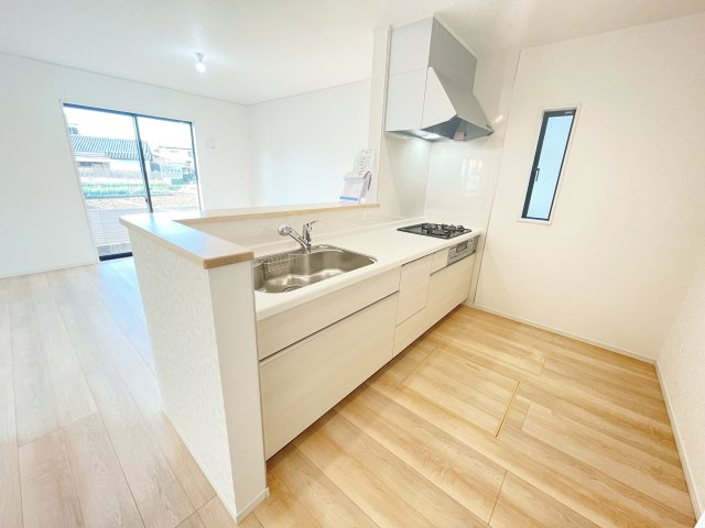 新築戸建・建売　足利市福富町第4　CRADLE GARDEN　全4棟のキッチン|明るいホワイトトーンの対面式キッチンで、料理中もリビングの様子が見えて安心です♪