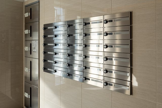 ブリリアコート龍谷大前の設備|宅配BOXが5つあります。