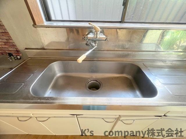 ◎高座郡寒川町小谷3丁目　中古戸建のキッチン|扱いやすいステンレス素材のシンク◇