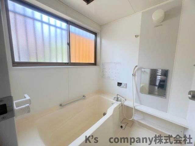 ◎高座郡寒川町小谷3丁目　中古戸建の浴室|広い窓があり換気のしやすい浴室スペース◇
