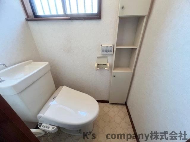 ◎高座郡寒川町小谷3丁目　中古戸建のトイレ|収納棚のついているトイレ◇