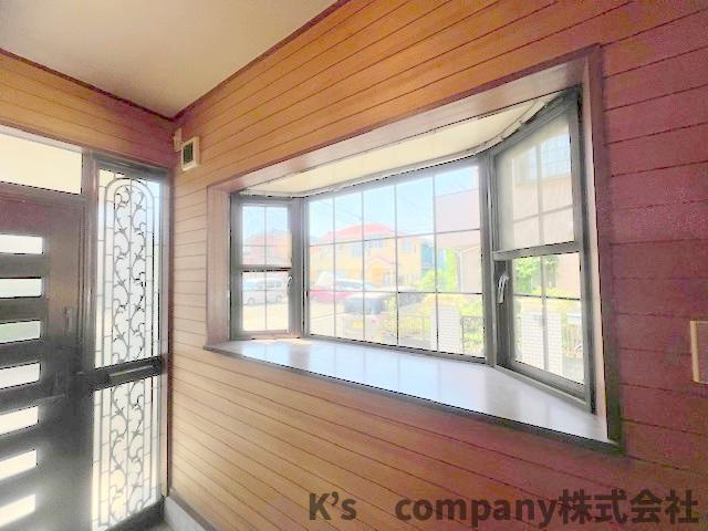 ◎高座郡寒川町小谷3丁目　中古戸建の内装|玄関横には出窓があり玄関が自然光で明るい空間に♪