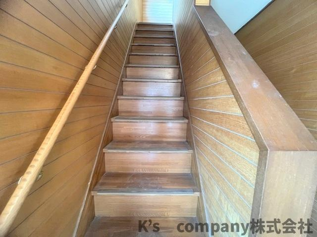 ◎高座郡寒川町小谷3丁目　中古戸建の内装|手すり付きの階段☆