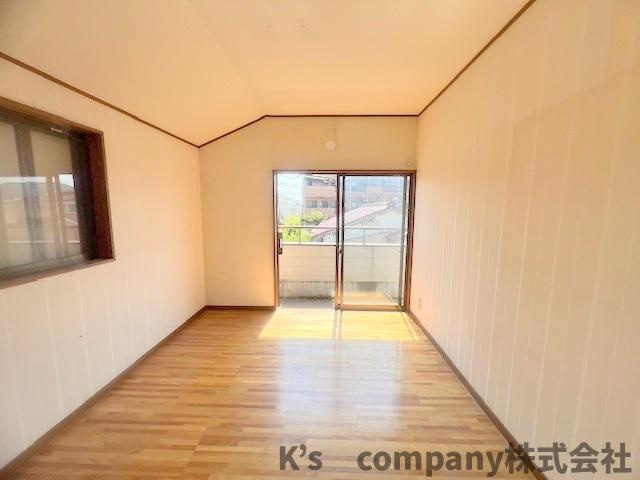 ◎高座郡寒川町小谷3丁目　中古戸建の洋室|バルコニーに出られるお部屋です◇