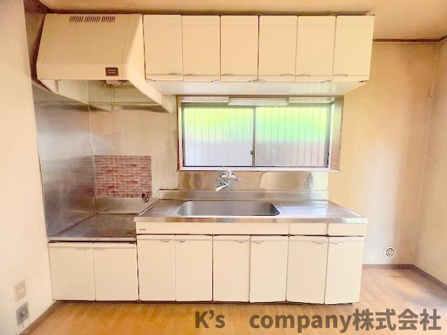 ◎高座郡寒川町小谷3丁目　中古戸建のキッチン|吊戸棚収納が充実しているキッチン☆