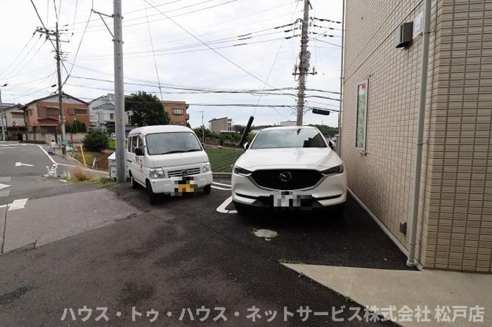 クレストセブンの駐車場