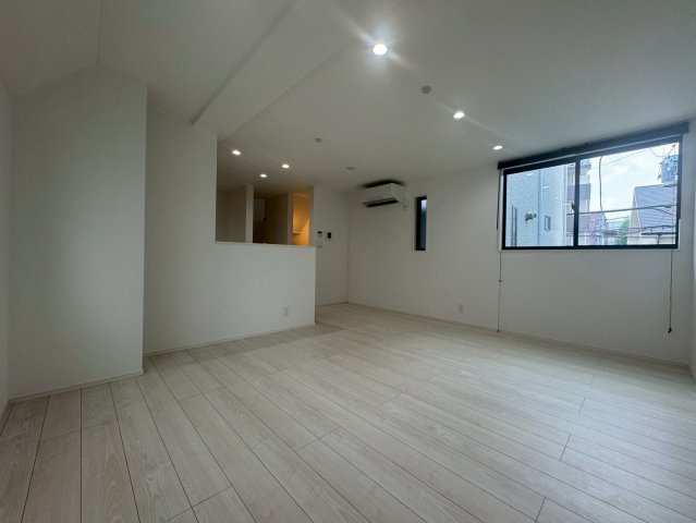 府中市美好町一丁目戸建の居間・リビング