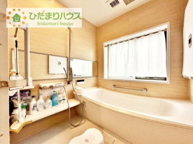 【浴室】 | つくば市みどりの中央　中古戸建 | 窓があり明るく鏡も大きいのが魅力です！