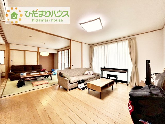 【居間・リビング】 | つくば市みどりの中央　中古戸建 | 窓が大きく陽当たり良好！気持ちよくお昼寝出来そうです！