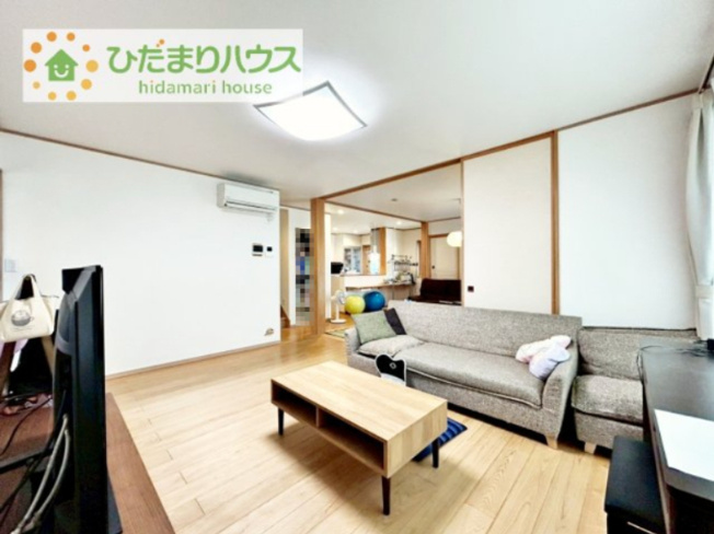 【居間・リビング】 | つくば市みどりの中央　中古戸建 | 無垢材を使用し温かみのあるリビング！