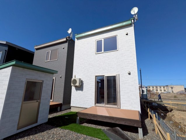 東川町【築浅未入居】－White－の外観|お庭にウッドデッキ付き