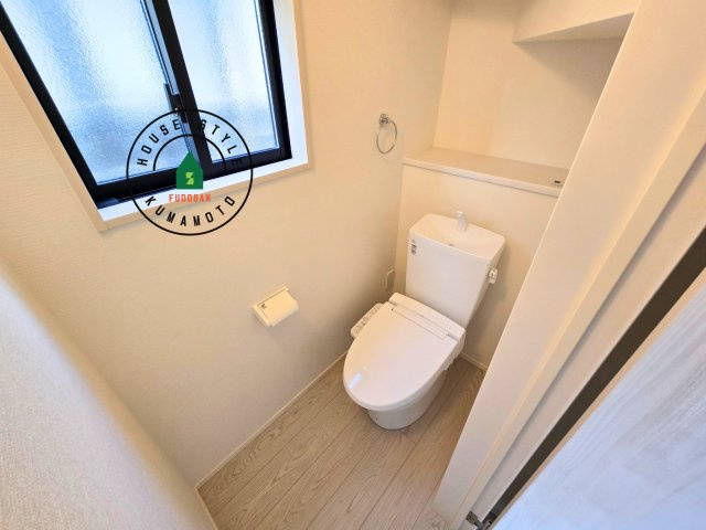 菊池郡菊陽町沖野3丁目第2-2棟（2号棟）　の内観：施工例|温水洗浄便座を完備しております。2ヶ所にトイレがあるのは朝の慌ただしい時間も安心です。