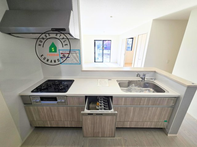 菊池郡菊陽町沖野3丁目第2-2棟（2号棟）　の内観：施工例|ご家族を近くに感じられる対面キッチンのLDK。会話もはずみそうですね。