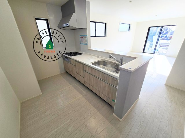 菊池郡菊陽町沖野3丁目第2-2棟（2号棟）　の内観：施工例|ダイニングテーブルへの配膳がラクラク、お料理はかどるカウンター付きシステムキッチン！