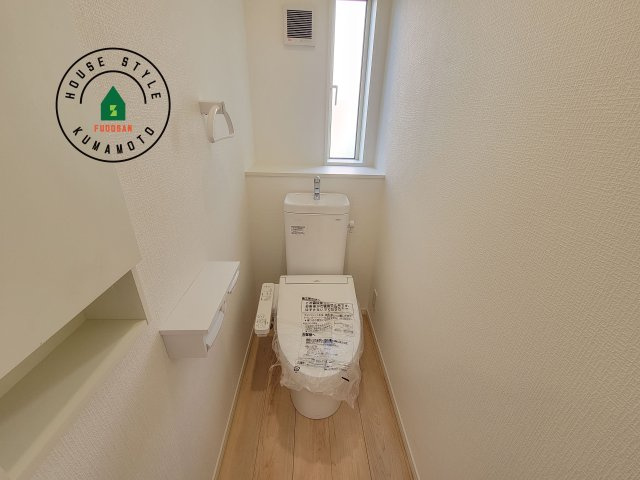 合志市豊岡第8-1棟（1号棟）のトイレ|トイレ・ウォシュレット付。快適で衛生的な洗浄機能付温水シャワートイレです。収納や手すりもついてます。