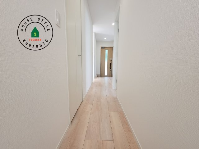 合志市豊岡第8-1棟（1号棟）の内装|平屋はワンフロアしかないため、部屋と部屋の距離が近くなります。 生活音の緩衝材として廊下を活用するのがおすすめです。