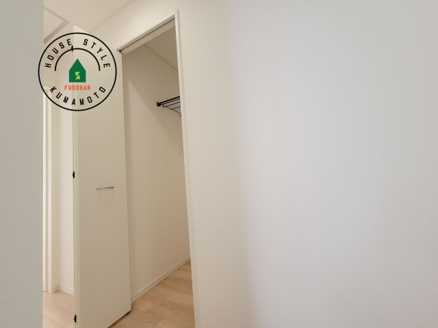 合志市豊岡第8-1棟（1号棟）の収納|【WIC（ウォークインクローゼット）】 たくさんの洋服をかけてもシワになりにくいウォークインクローゼット。洋服以外にも、普段使わない家電やスーツケース、ストック品など何でも片付く嬉しい空間です。