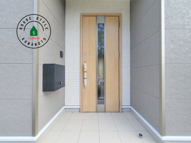 合志市豊岡第8-1棟（1号棟）の玄関|地盤調査済 / 玄関へ向かうまでのアプローチに漂う上質が期待感をもたせます。玄関は建物の顔。落着きを醸し出した自己主張が心に訴えてきます。