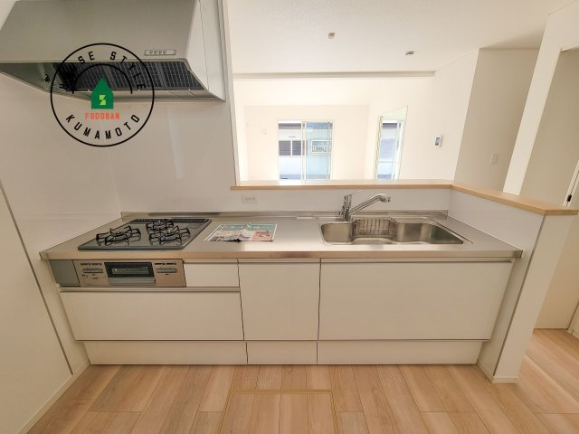 合志市豊岡第8-1棟（1号棟）のキッチン|忙しい朝でも家族揃って食事をしたいゆとりあるダイニングスペース。