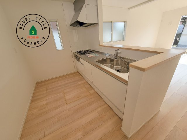 合志市豊岡第8-1棟（1号棟）のキッチン|カウンターキッチンなら、リビングで遊ぶ子供の様子を見ながら料理ができるので安心です。料理を運んでもらったり、子供にお手伝いしてもらいやすいのもいいですね。