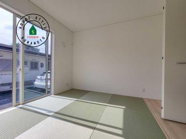 合志市豊岡第8-1棟（1号棟）の和室|和室を上手に活用すると暮らし方の幅が広がります。例えば普段は開け放して、子供の小さいうちはお昼寝や遊びのスペースに。畳はソフトなので転んでもケガをしにくく安心です