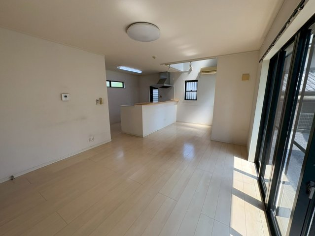 三木市志染町東自由が丘１丁目（中古戸建）の居間・リビング