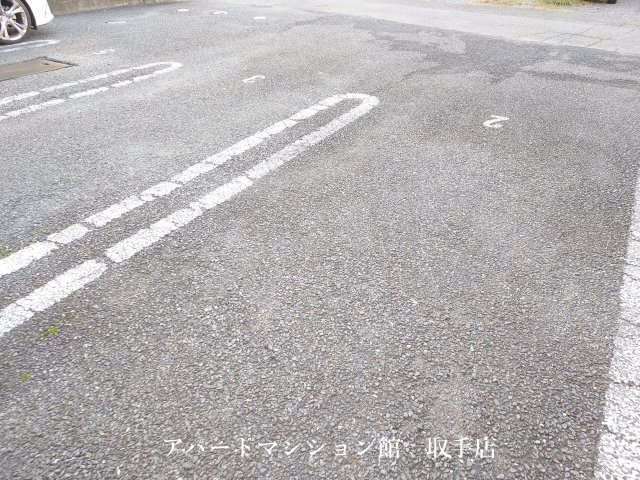 グリーンパレスHIROSEの駐車場