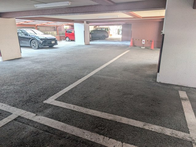 ロマネスク六ツ門の駐車場