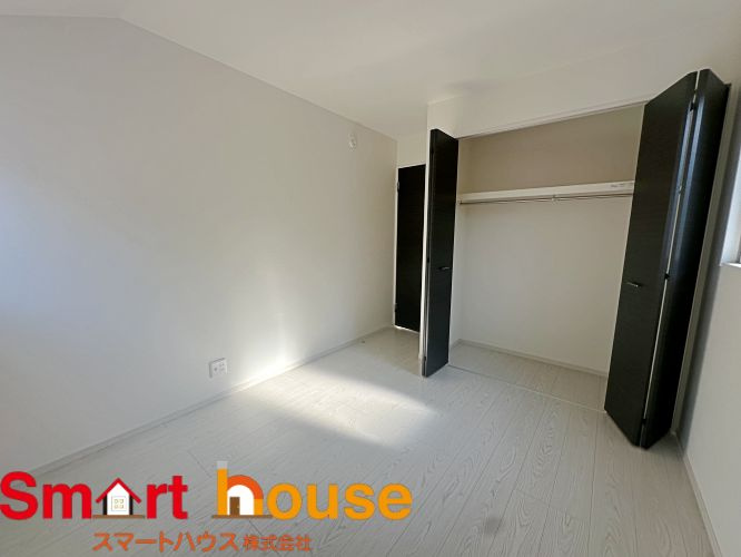 町田市成瀬台　新築２棟の外観|家族一人ひとりの大切なプライベート空間。趣味に合わせて使って頂けるようシンプルに仕上げてあります。暮らし心地を大きく左右する収納を、適材適所に配置し使い勝手を考慮しました。