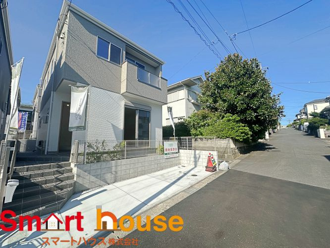 町田市成瀬台　新築２棟の前面道路含む現地写真|オシャレな外観は、人の目を引くだけではなく自慢したくなりますね！植木を置いたりアレンジは、自由です。自分の好みに仕上げましょう♪