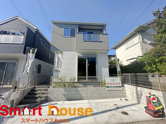 町田市成瀬台　新築２棟の外観|外壁が周囲の街並みと青空に生えるお洒落な仕上がり！周囲には高い建物のないエリア。青い空が大きく感じますね。