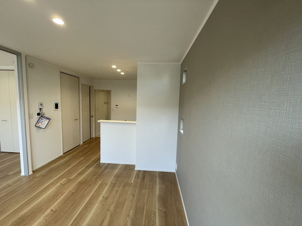 ホワイトガーデンの居間・リビング