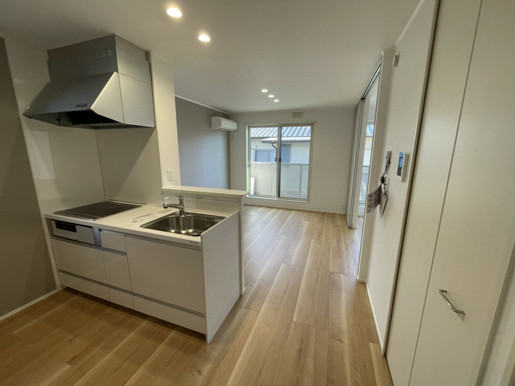 ホワイトガーデンの居間・リビング