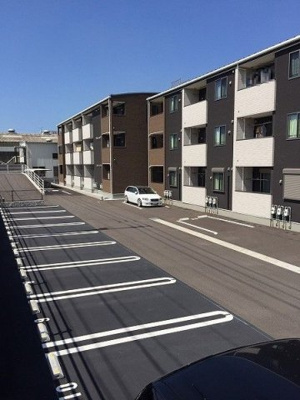 【駐車場】 | エクスクルーシブⅠ | 駐車場完備です