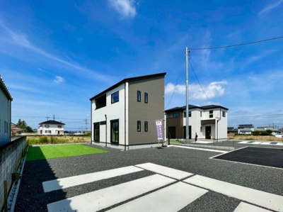 【外観】 | 太田市岩松町　GRAFARE　2号棟 | 並列駐車可能なカースペースです！お客様も遊びに来やすいですね♪