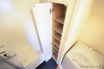 【その他】 | レオパレス本丸Ⅱ | 玄関横のシューズボックスです