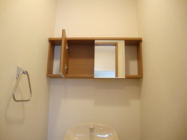 ＡＮＤ　ＯＮＥ　西棟の収納|鏡付きWC収納