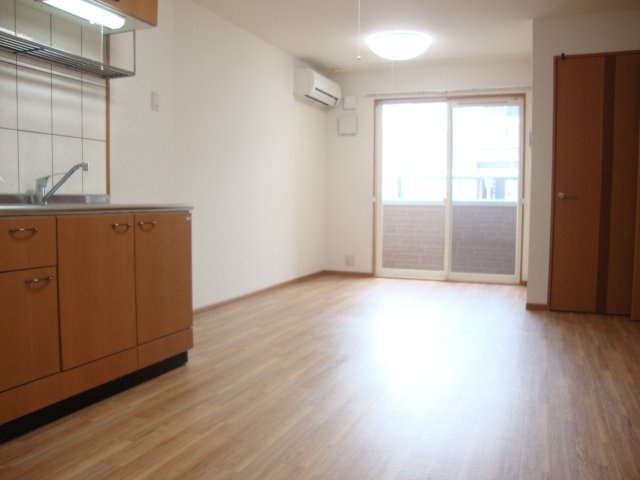 ＡＮＤ　ＯＮＥ　西棟の居間・リビング|日当たり良好