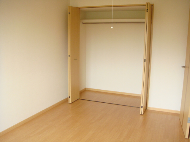 ＡＮＤ　ＯＮＥ　西棟の内装|収納つき洋室