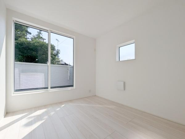 横浜市泉区和泉中央南２丁目の新築一戸建の洋室|二面採光の明るく、落ち着きのある洋室！
休日はこちらでおくつろぎ下さい♪