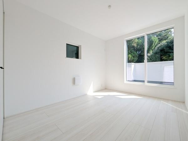 横浜市泉区和泉中央南２丁目の新築一戸建の洋室|窓からの光が嬉しい洋室です。
各居室収納もあり、荷物が多い方にも安心です♪