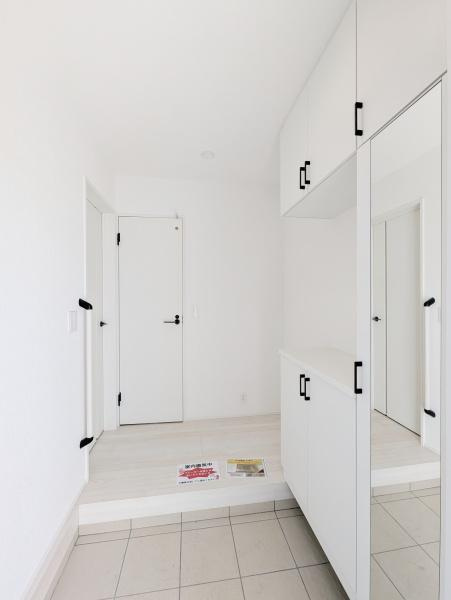 横浜市泉区和泉中央南２丁目の新築一戸建の玄関|収納豊富な玄関です。
この明るい玄関が気持ちよく家族を迎え入れます♪