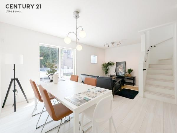 横浜市泉区和泉中央南２丁目の新築一戸建の居間・リビング|家族が自然と集まるリビングは
落ち着きのある空間です♪