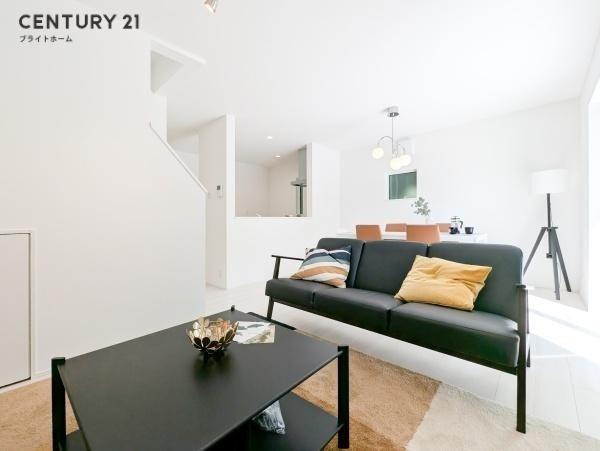 横浜市泉区和泉中央南２丁目の新築一戸建の居間・リビング|窓からは明るい光が差し込みます！
電気をつけなくても明るいです。
