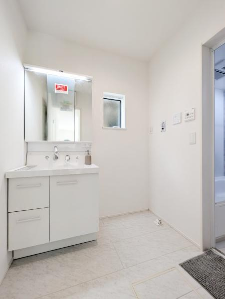 横浜市泉区和泉中央南２丁目の新築一戸建の独立洗面台|お化粧もしやすい三面鏡付き独立洗面台、
収納もしっかりあり、洗剤などもしまっておけます。