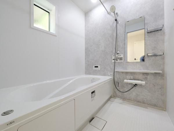 横浜市泉区和泉中央南２丁目の新築一戸建の浴室|広々としたバスルームで一日の疲れをいやして下さい！
もちろん、浴室乾燥機付きです！