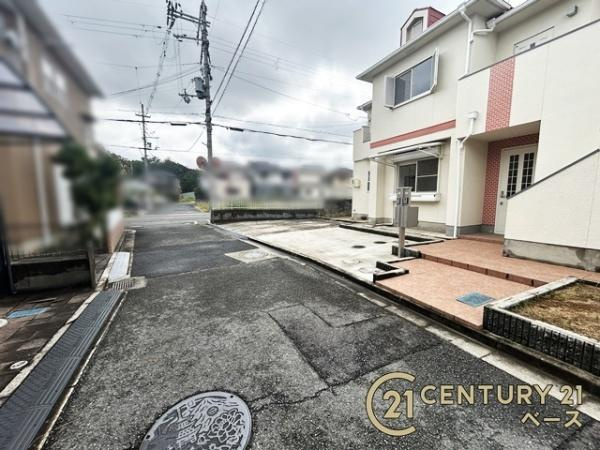 葛城市長尾　一戸建の前面道路含む現地写真|スーパーなど商業施設が徒歩圏内に近接しています。