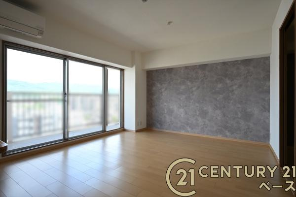 橿原神宮前スカイハイツの居間・リビング|■現地撮影写真■リビングは天井高く開放感があり、窓から自然光をたっぷり感じられます！